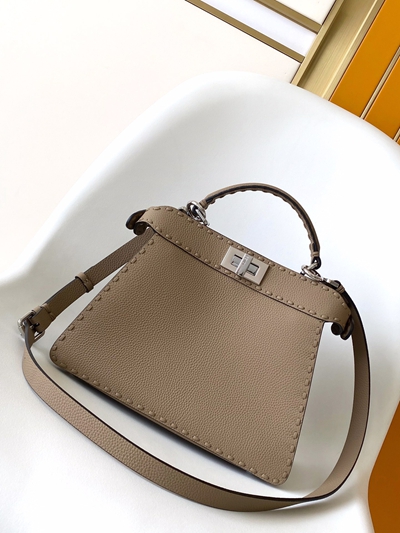 フェンディバッグ背面デザイン